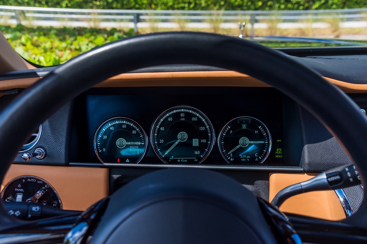 Volante e painel de um Rolls-Royce Cullinan da frota, com o couro caramelo.