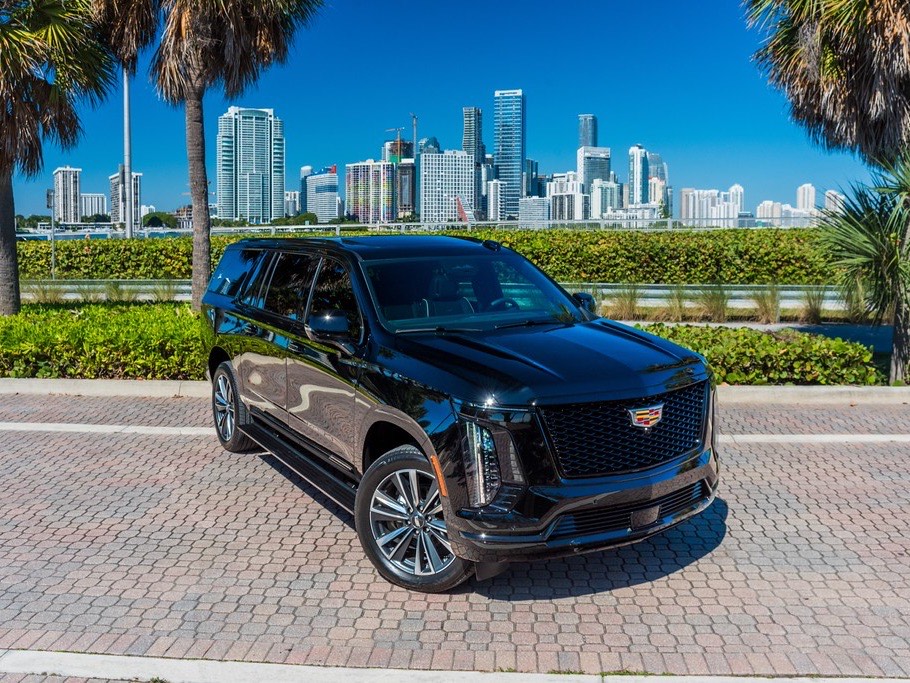 Cadillac Escalade preto da frota.
