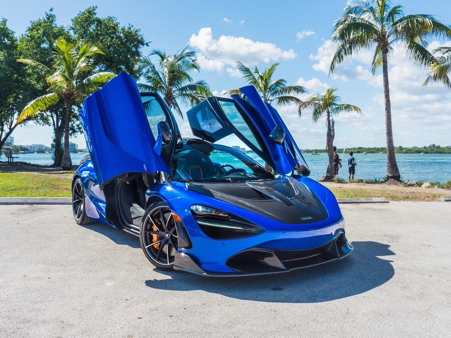 McLaren 720S azul da frota, com as portas abertas.